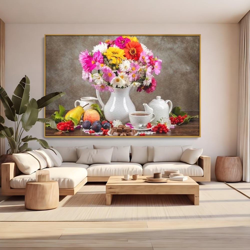 Tablou canvas cu natura moarta cu flori si fructe, in rama de aluminiu auriu, pe perete intr-un living