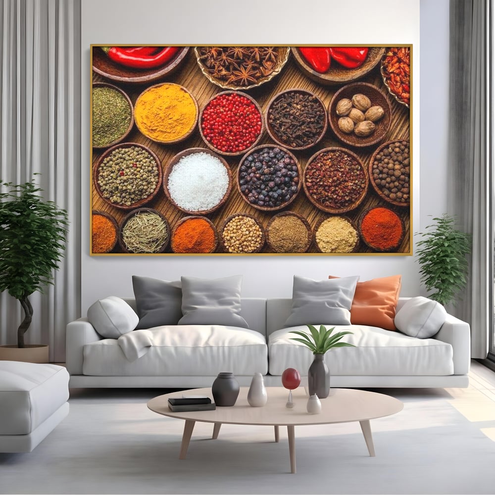 Tablou canvas cu tablou condimente si mirodenii diverse, in rama de aluminiu auriu, pe perete intr-un living