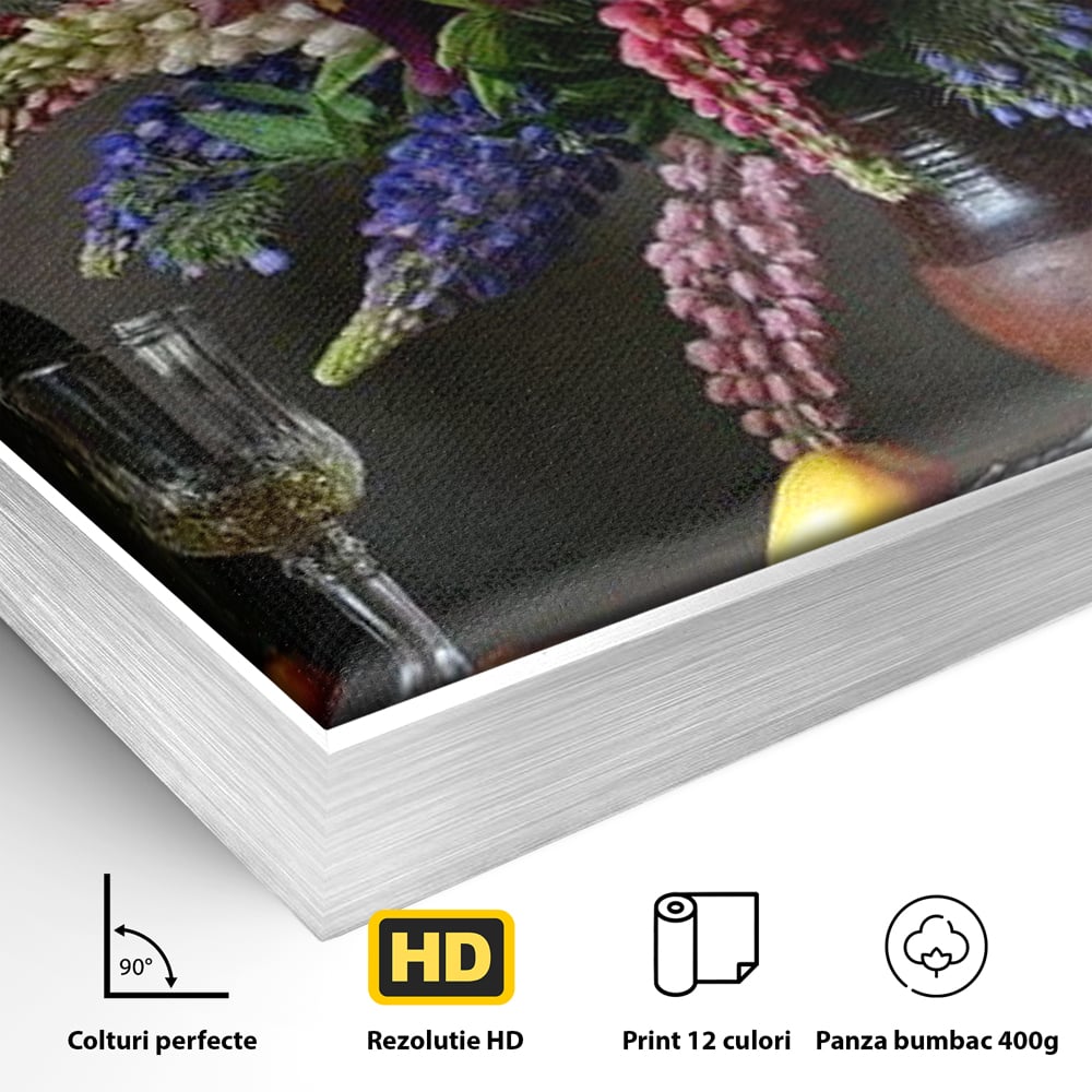 Detaliu al suprafetei: natura statica cu flori si vin, in rama de aluminiu argintiu