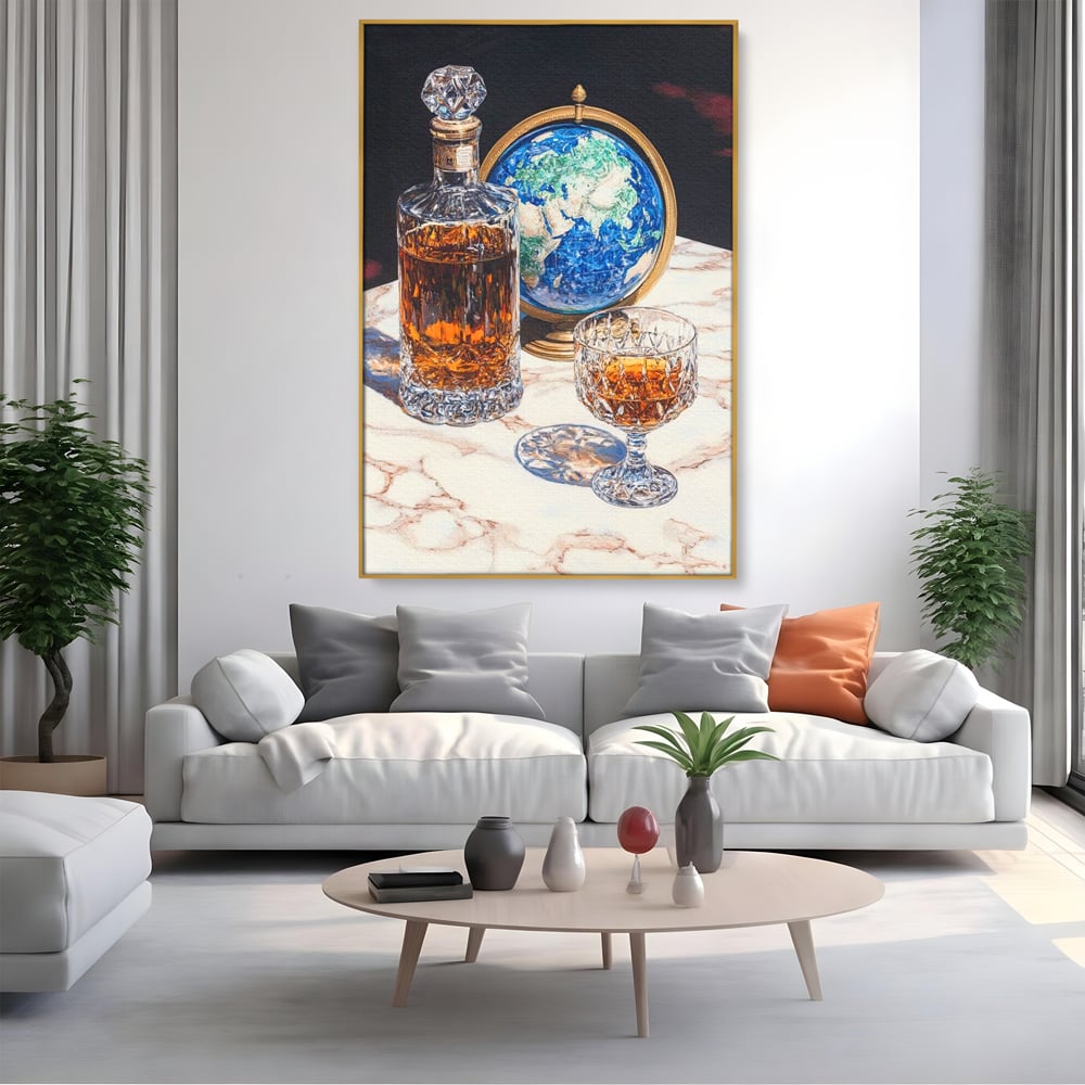 Tablou canvas cu tablou canvas cu sticla de whisky si glob pamantesc, in rama de aluminiu auriu, pe perete intr-un living
