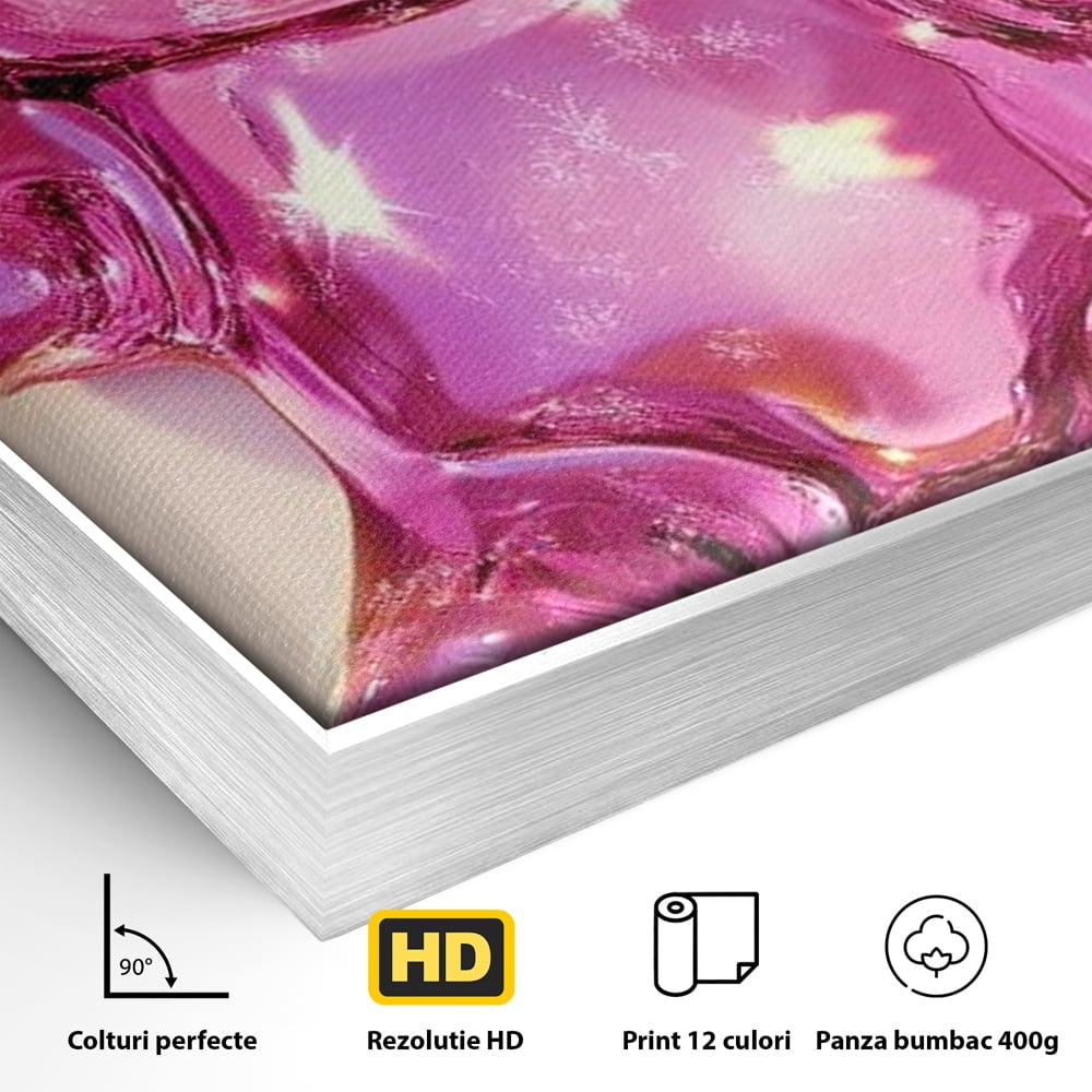 Detaliu al suprafetei: tablou canvas cu ursulet roz sclipitor, in rama de aluminiu argintiu