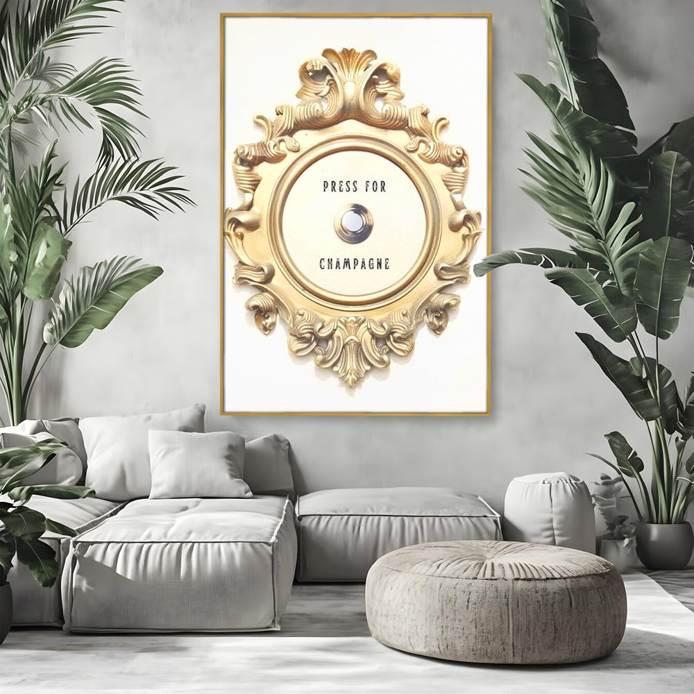Tablou canvas cu tablou canvas cu buton auriu, in rama de aluminiu auriu, pe perete intr-un living