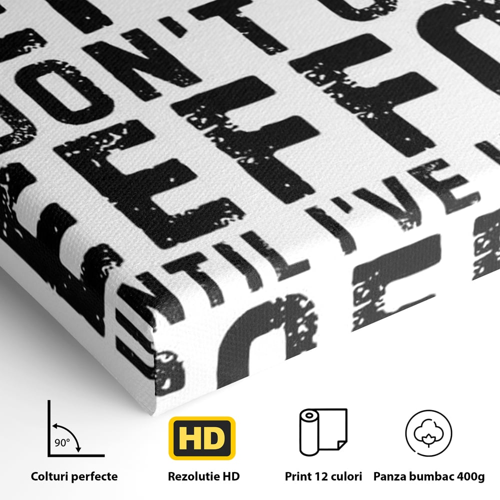 Detaliu al suprafetei: tablou canvas cu mesaj motivational despre cafea, fara rama, pe sasiu de lemn
