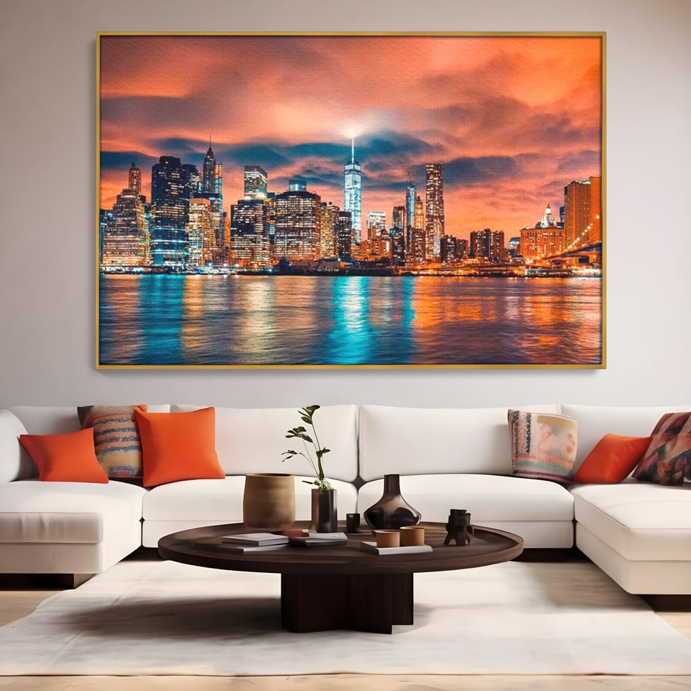 Tablou canvas cu tablou canvas cu peisaj urban nocturn, in rama de aluminiu auriu, pe perete intr-un living