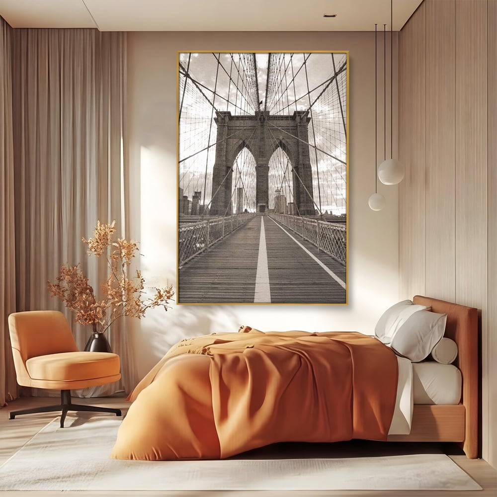Tablou canvas cu fotografie verticala cu podul din new york, in rama de aluminiu auriu, pe perete intr-un dormitor