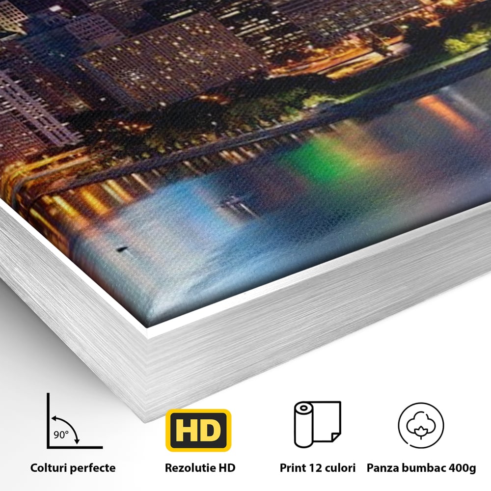 Detaliu al suprafetei: tablou canvas cu peisaj nocturn urban, in rama de aluminiu argintiu