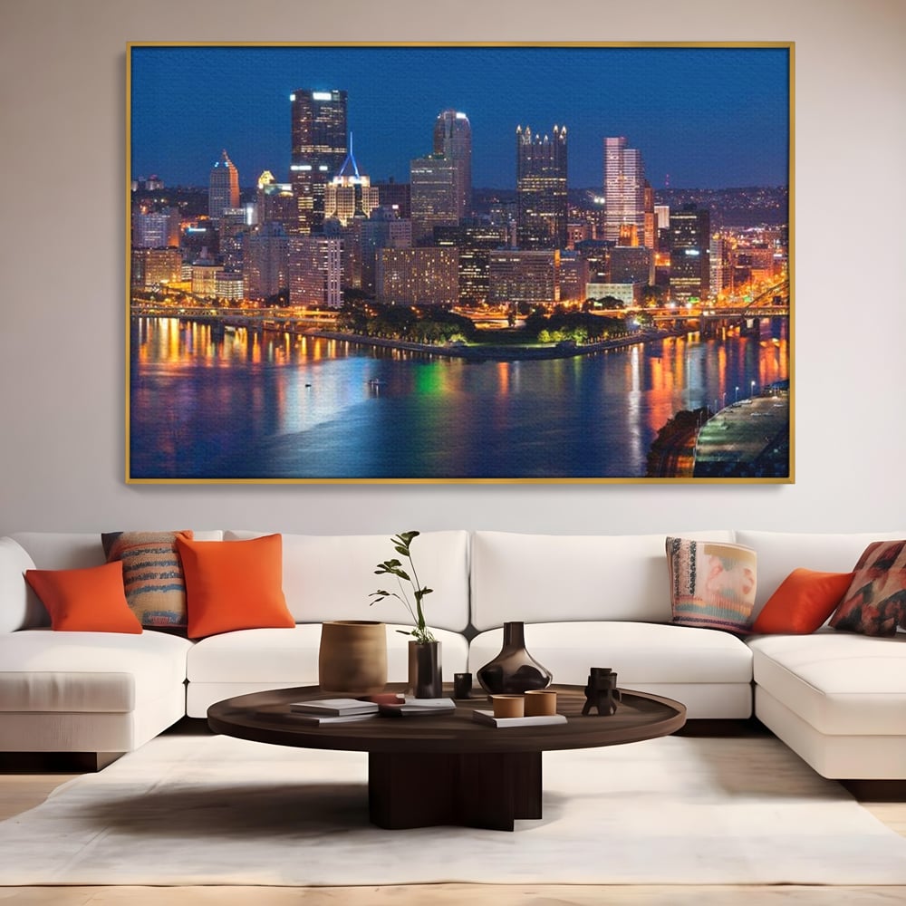 Tablou canvas cu tablou canvas cu peisaj nocturn urban, in rama de aluminiu auriu, pe perete intr-un living