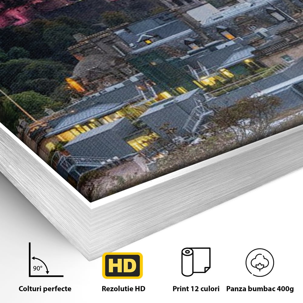 Detaliu al suprafetei: tablou canvas cu peisaj urban din scotia la amurg, in rama de aluminiu argintiu