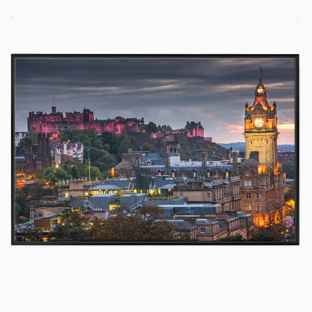 Tablou canvas cu tablou canvas cu peisaj urban din scotia la amurg, in rama de aluminiu negru