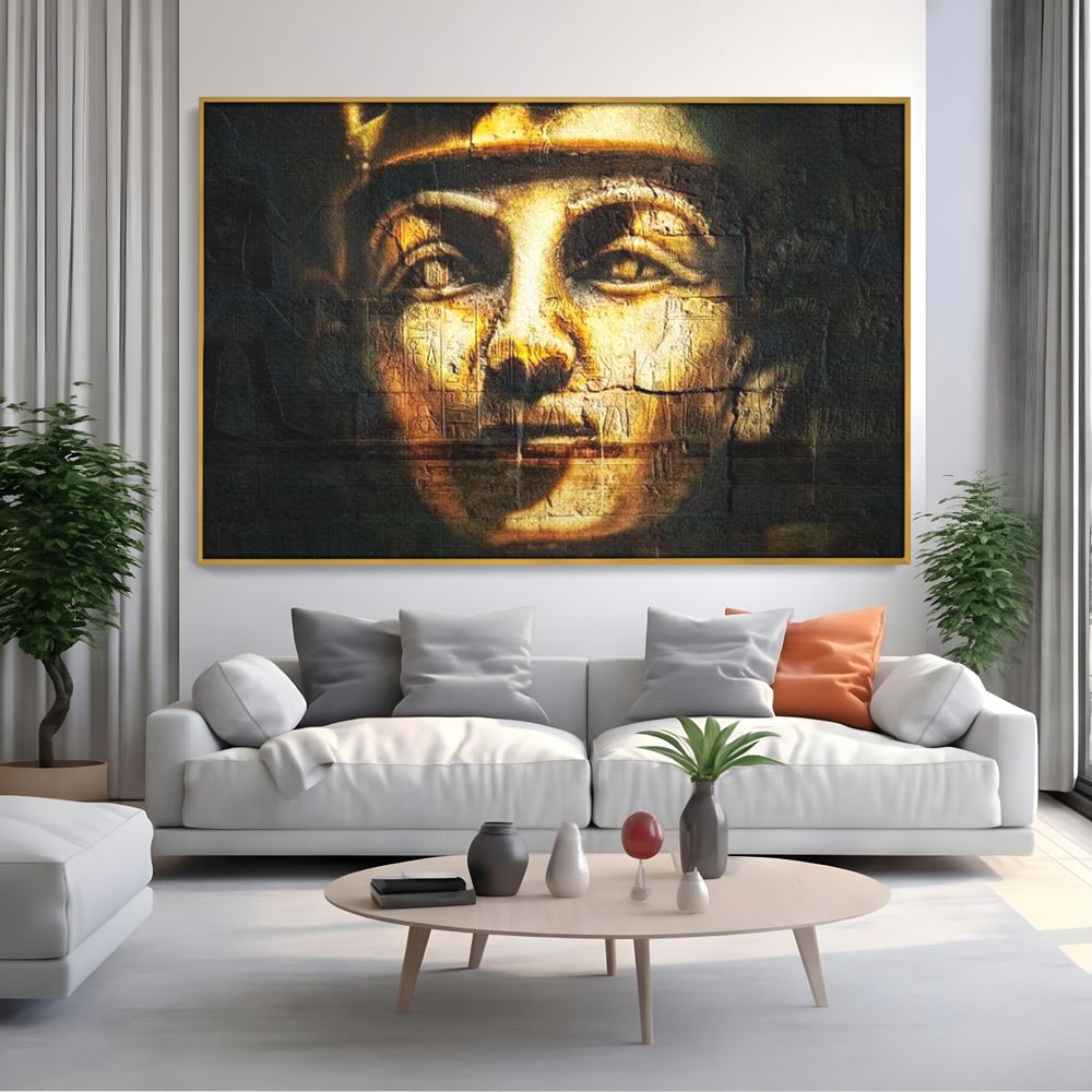 Tablou canvas cu tablou canvas cu chipul unui faraon, in rama de aluminiu auriu, pe perete intr-un living