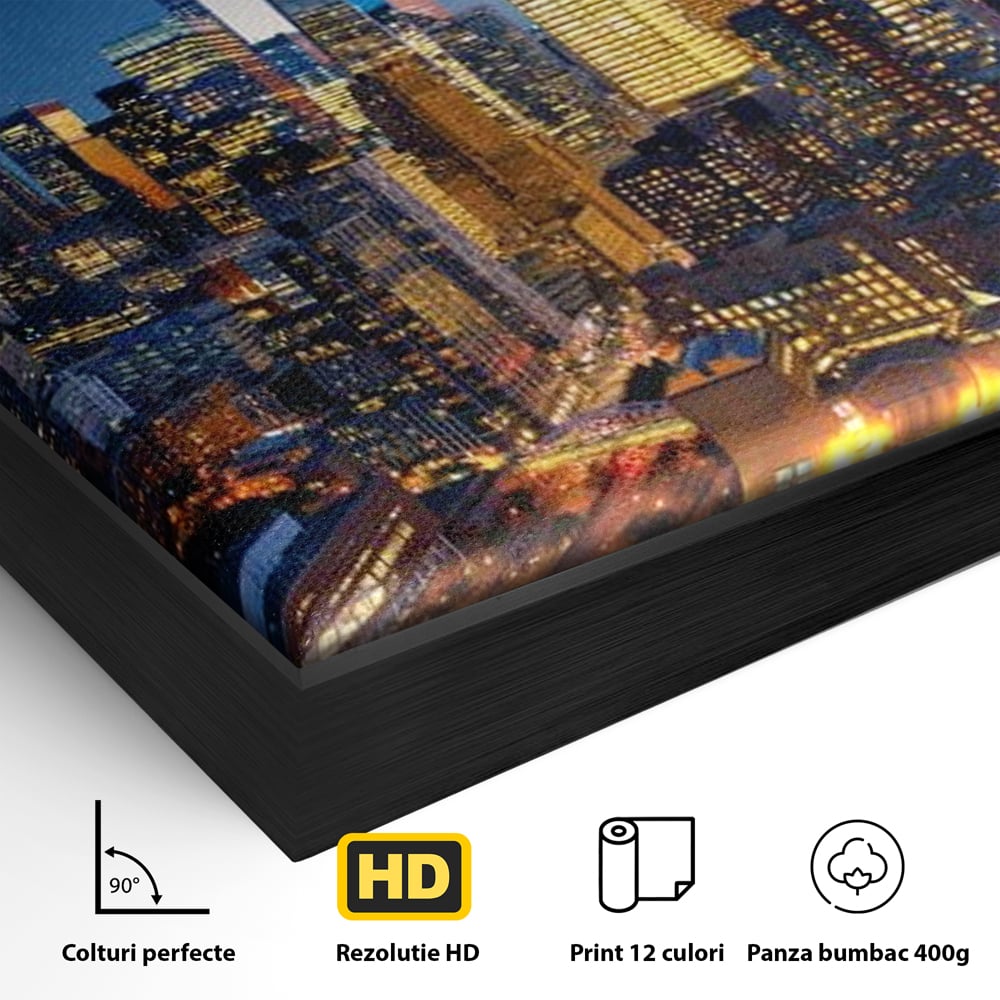 Detaliu al suprafetei: panoramic nocturn cu zghiet-nori din new york, in rama de aluminiu negru