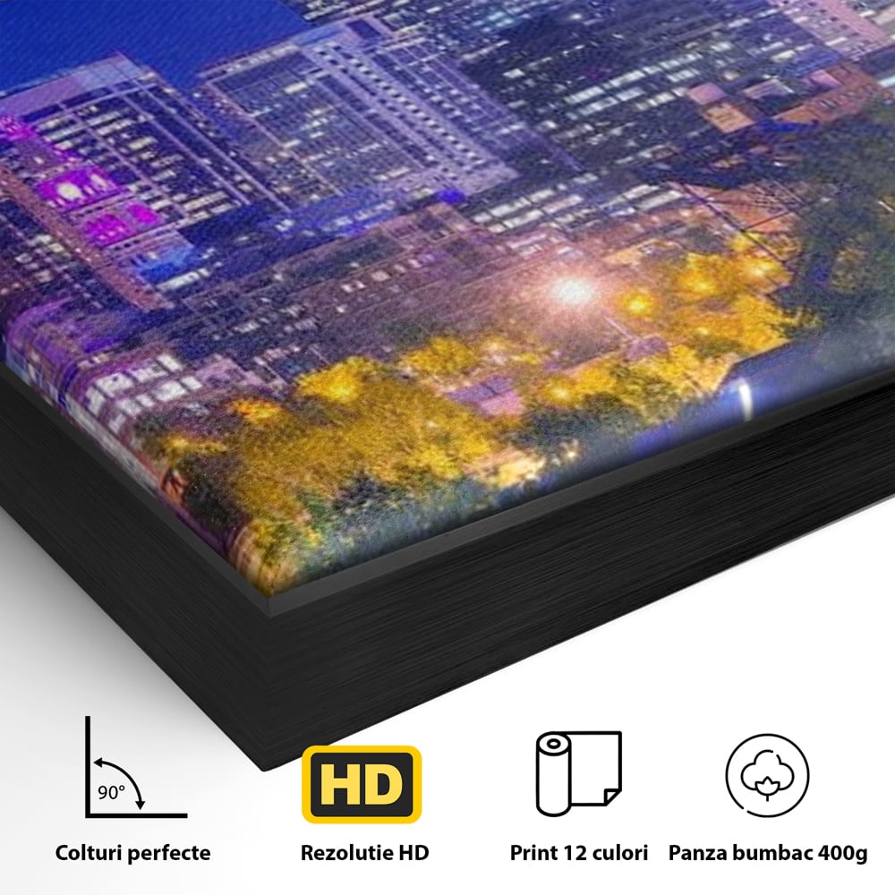 Detaliu al suprafetei: tablou canvas cu peisaj urban nocturn si luna plina, in rama de aluminiu negru