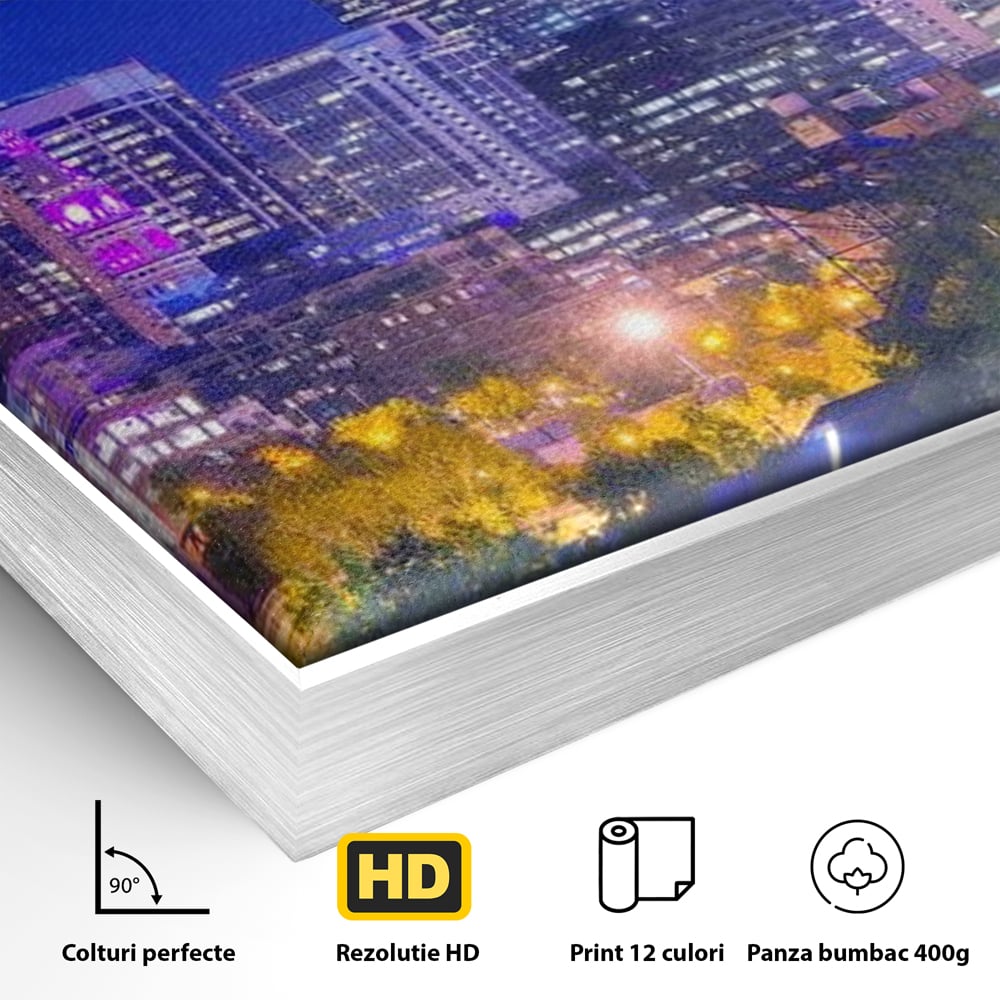 Detaliu al suprafetei: tablou canvas cu peisaj urban nocturn si luna plina, in rama de aluminiu argintiu