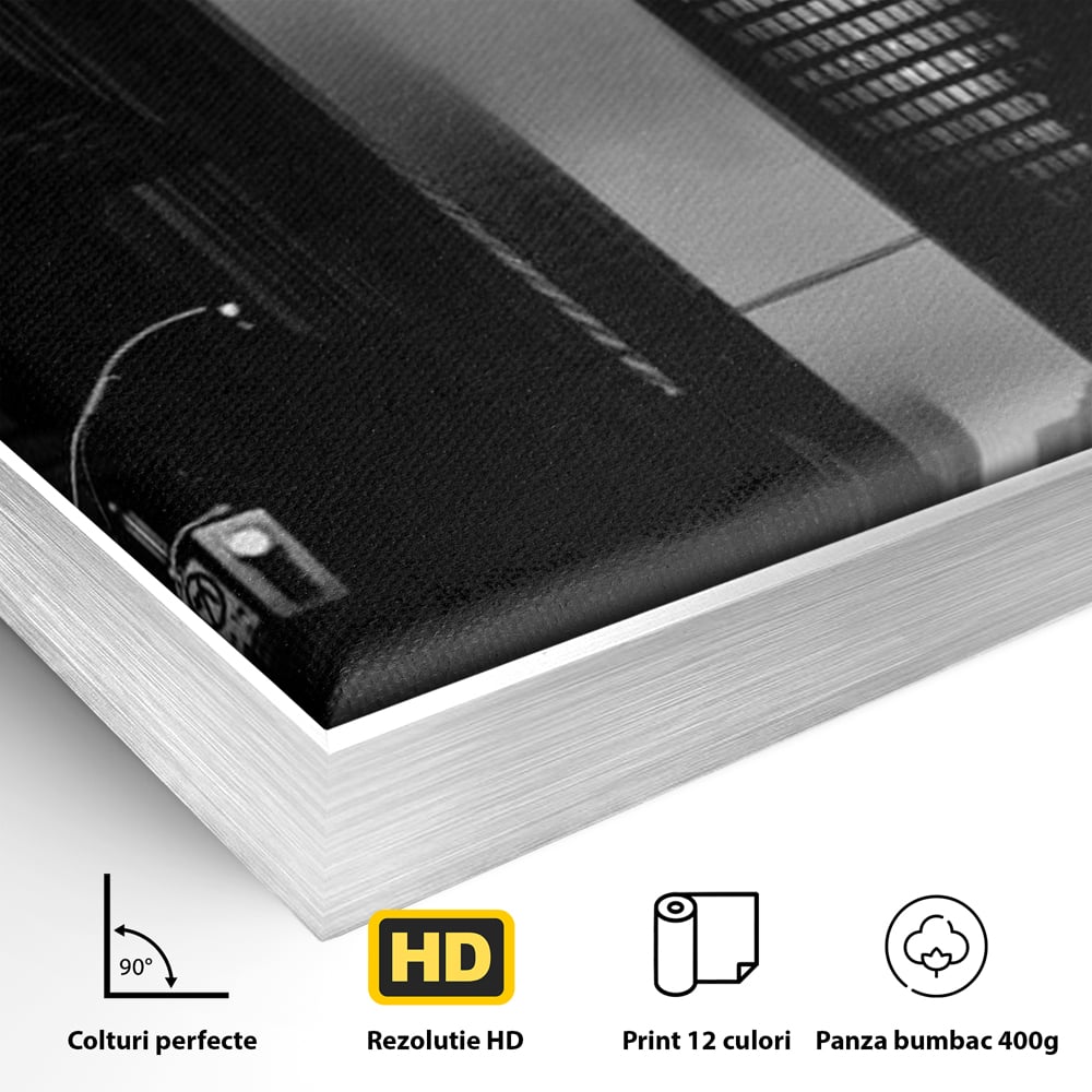 Detaliu al suprafetei: tablou canvas cu oras in ceata, in rama de aluminiu argintiu