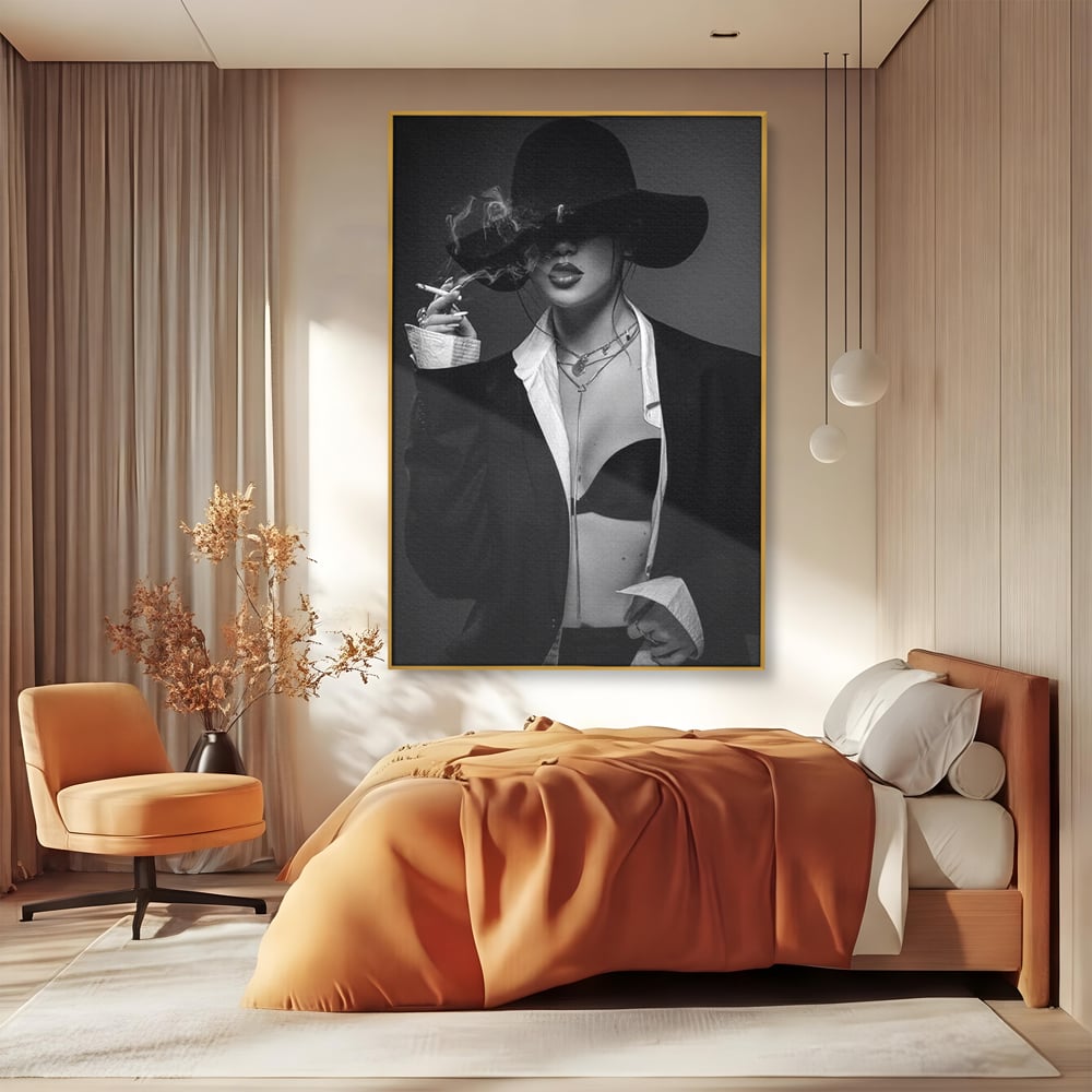 Tablou canvas cu tablou canvas cu femeie fumand sub palarie, in rama de aluminiu auriu, pe perete intr-un dormitor