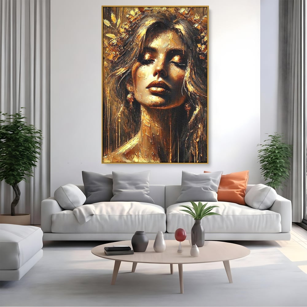 Tablou canvas cu tablou canvas cu portret de femeie aurita, in rama de aluminiu auriu, pe perete intr-un living