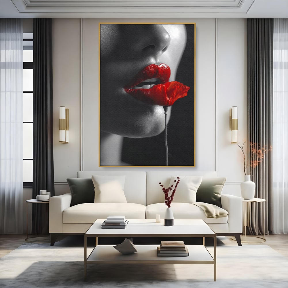 Tablou canvas cu tablou canvas cu buze si mac, in rama de aluminiu auriu, pe perete intr-un living