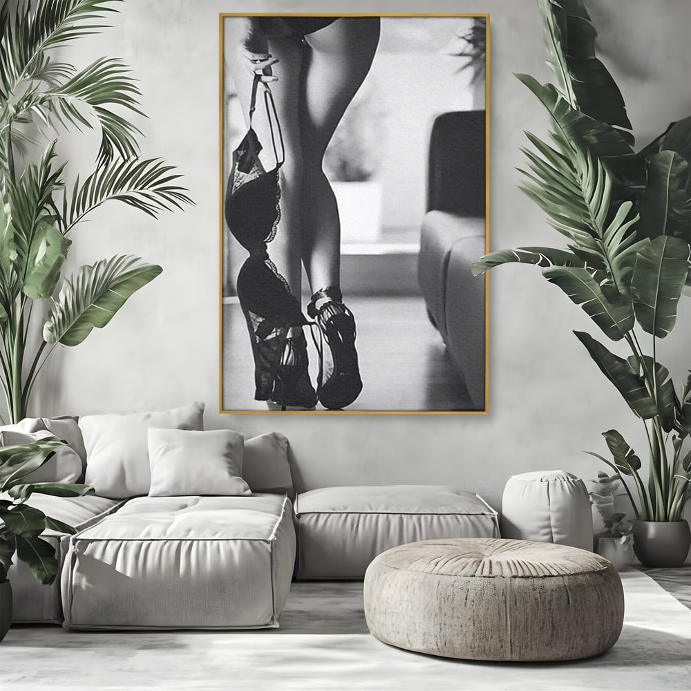 Tablou canvas cu tablou canvas cu silueta feminina, in rama de aluminiu auriu, pe perete intr-un living