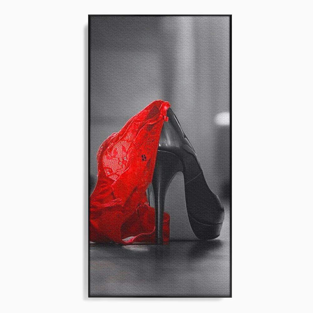 Tablou canvas cu tablou canvas cu pantof stiletto si lenjerie, in rama de aluminiu negru