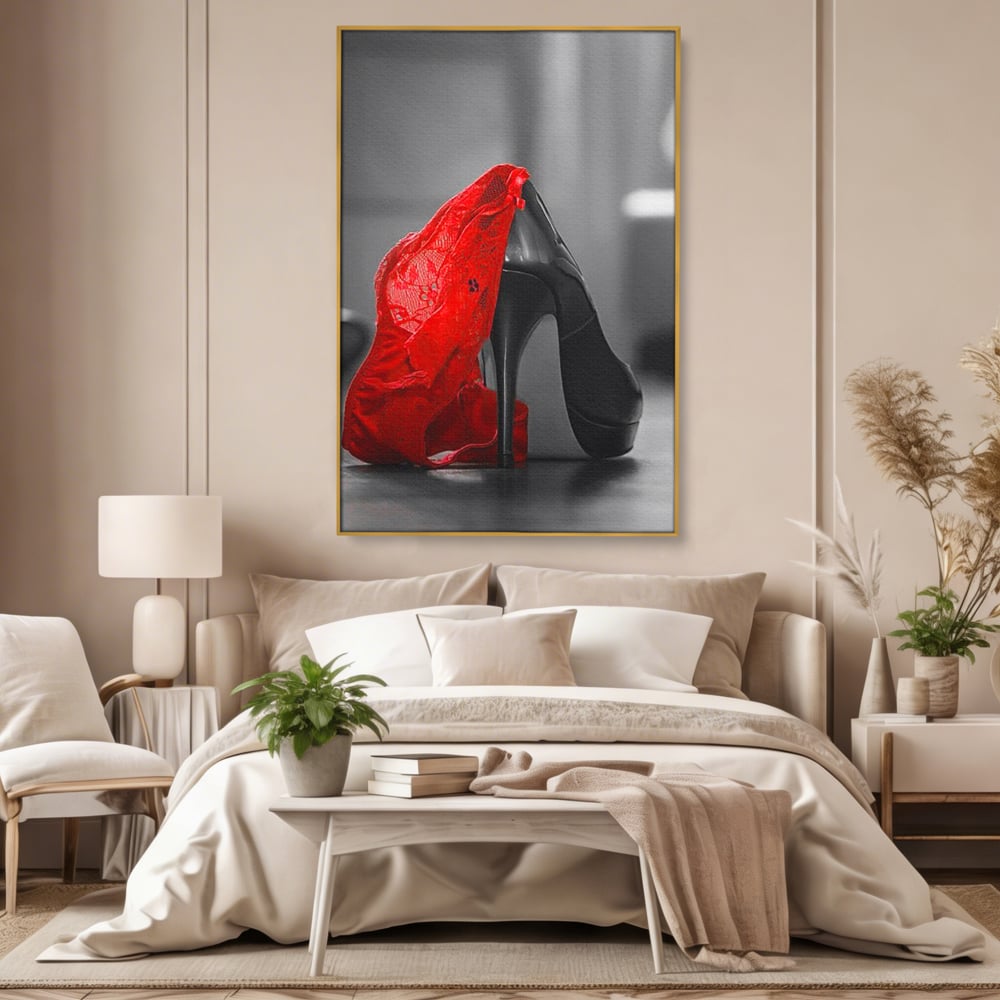 Tablou canvas cu tablou canvas cu pantof stiletto si lenjerie, in rama de aluminiu auriu, pe perete intr-un dormitor