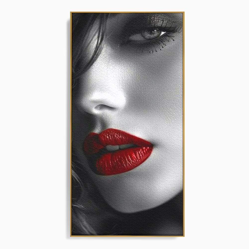 Tablou canvas cu portret feminin alb-negru cu buze rosii, in rama de aluminiu auriu