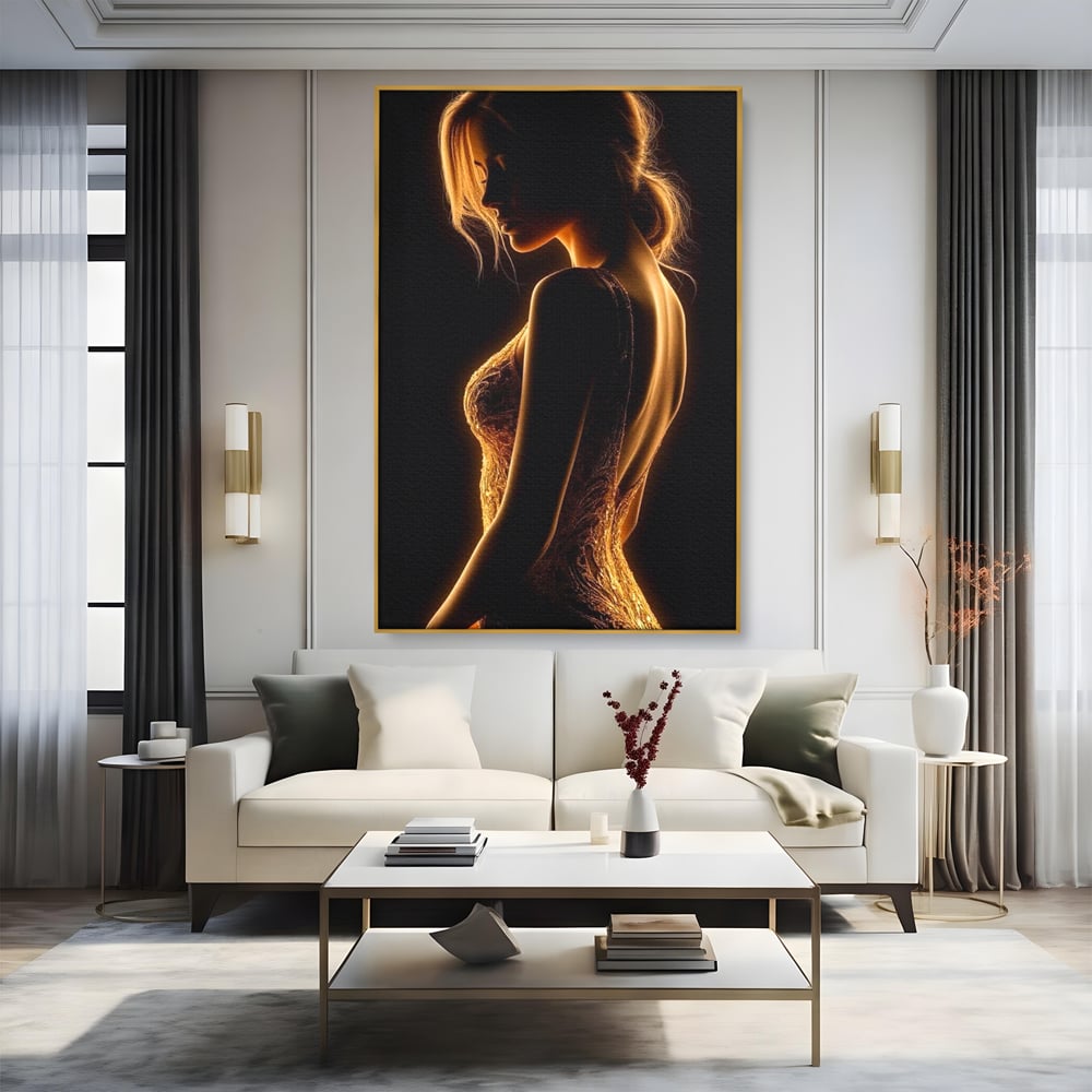Tablou canvas cu tablou canvas cu silueta feminina, in rama de aluminiu auriu, pe perete intr-un living