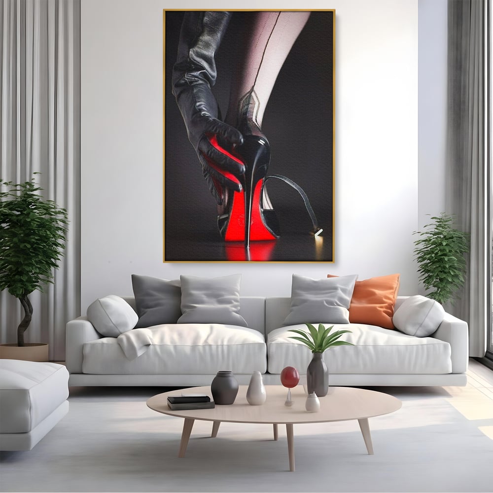 Tablou canvas cu tablou canvas cu pantof rosu si picior, in rama de aluminiu auriu, pe perete intr-un living