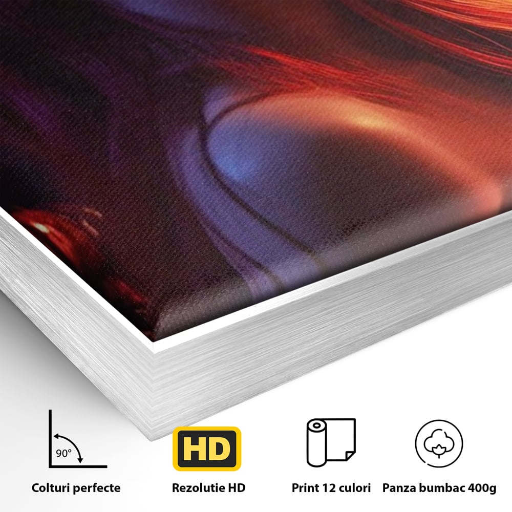 Detaliu al suprafetei: tablou canvas cu femeie si lumina rosie, in rama de aluminiu argintiu