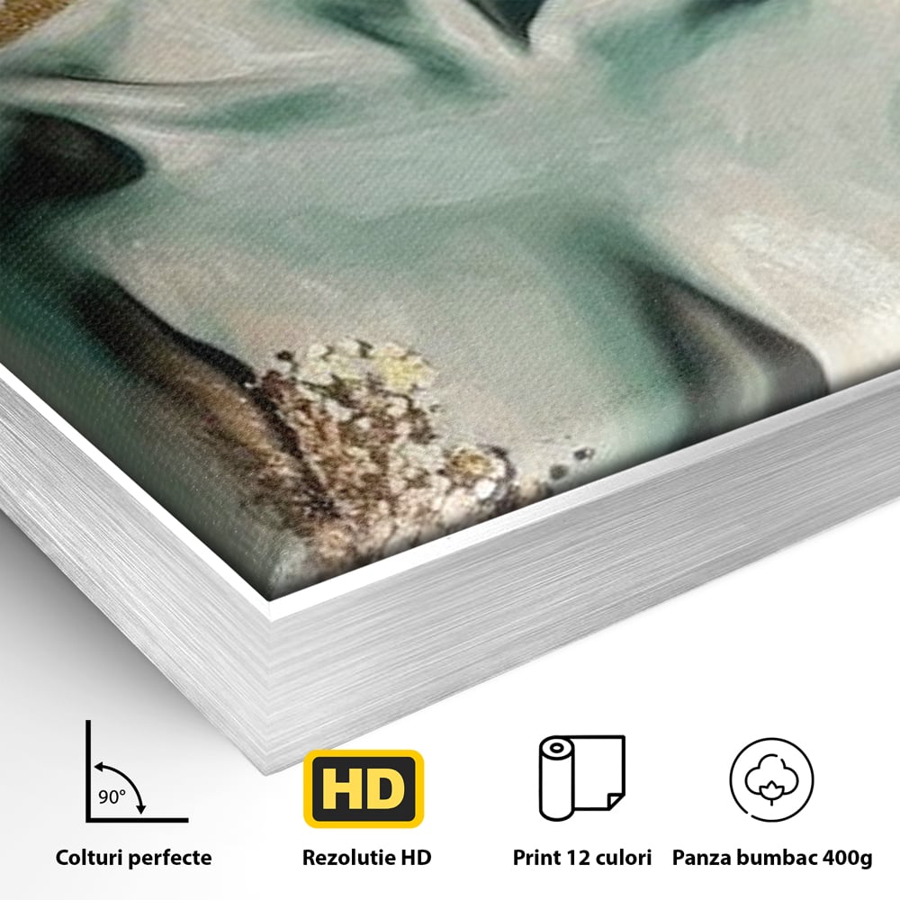 Detaliu al suprafetei: tablou canvas cu femeie si flori roz, in rama de aluminiu argintiu