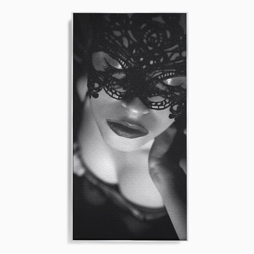 Tablou canvas cu tablou canvas cu femeie purtand masca, in rama de aluminiu argintiu
