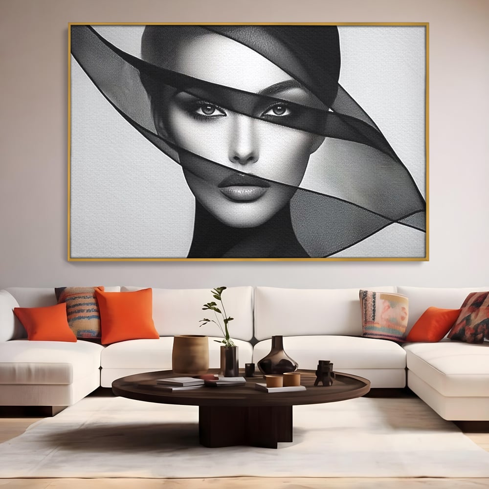 Tablou canvas cu tablou canvas cu femeie si voal negru, in rama de aluminiu auriu, pe perete intr-un living