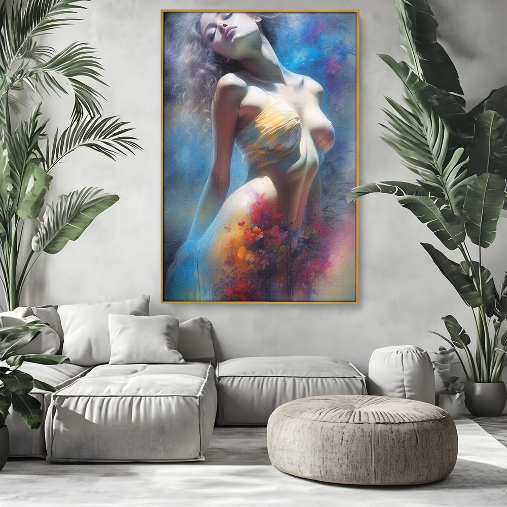 Tablou canvas cu tablou canvas cu femeie si flori, in rama de aluminiu auriu, pe perete intr-un living