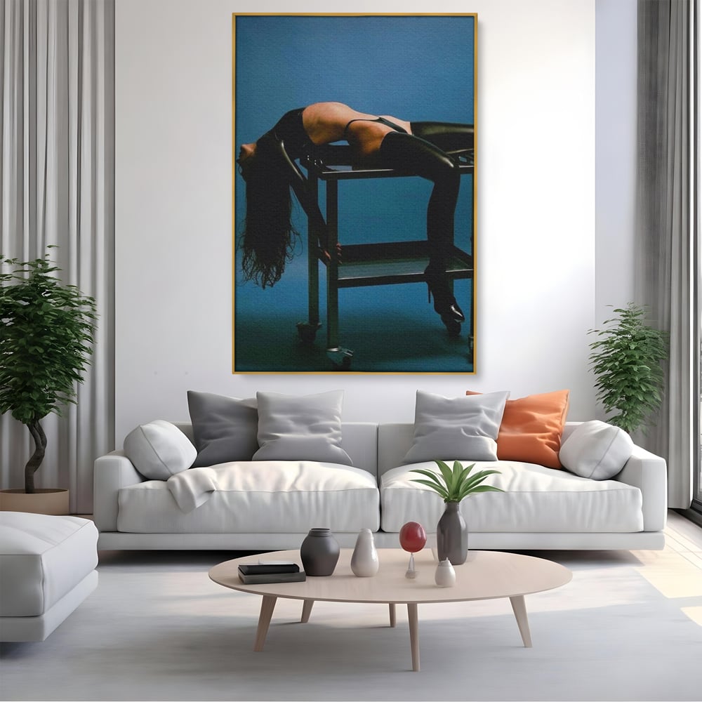 Tablou canvas cu tablou canvas cu silueta curbata pe masa, in rama de aluminiu auriu, pe perete intr-un living