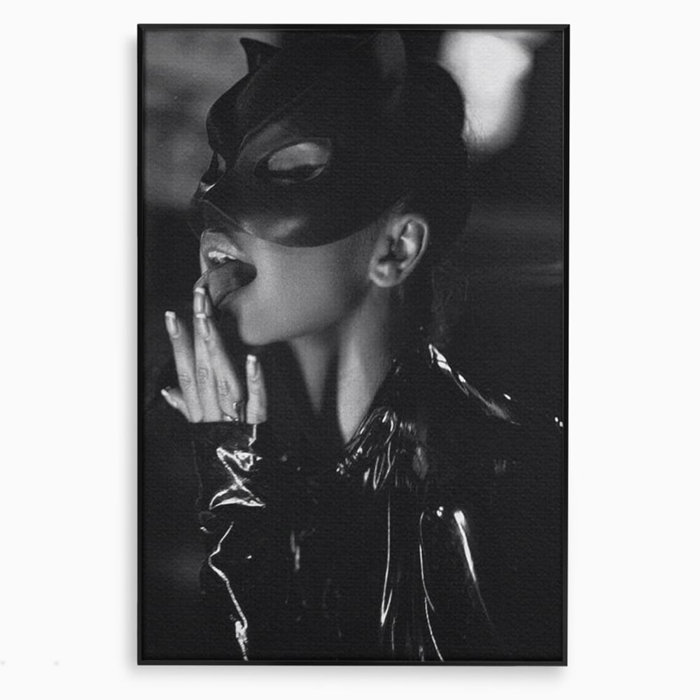Tablou canvas cu tablou canvas cu femeie in costum de pisica, in rama de aluminiu negru