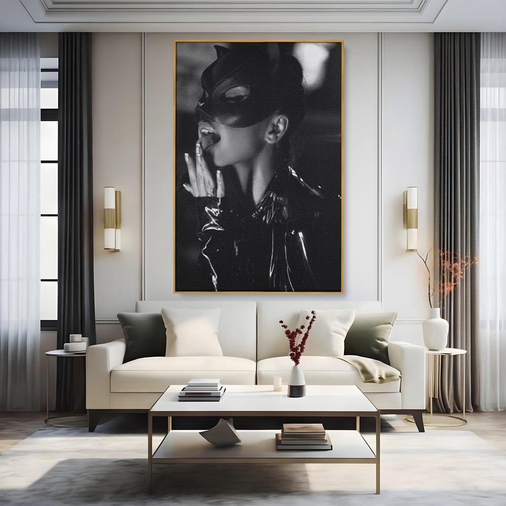 Tablou canvas cu tablou canvas cu femeie in costum de pisica, in rama de aluminiu auriu, pe perete intr-un living
