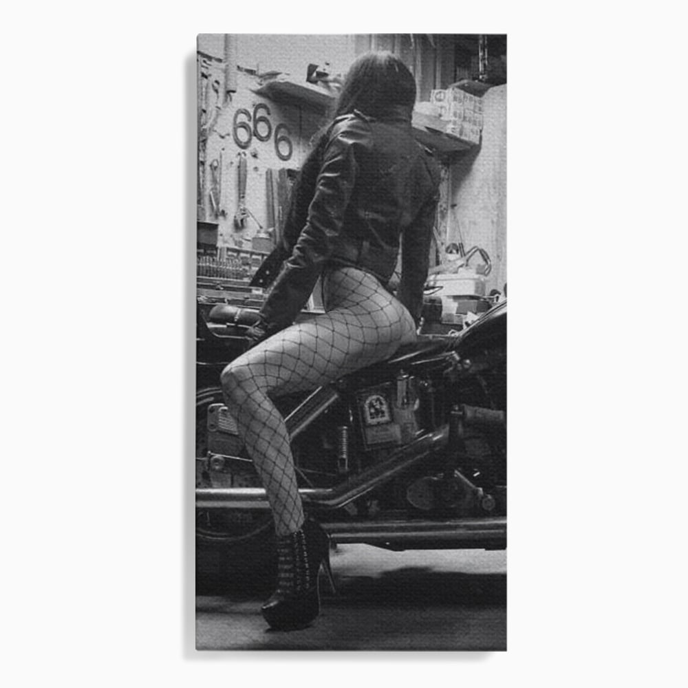Tablou canvas cu tablou canvas cu femeie pe motocicleta, fara rama, pe sasiu de lemn