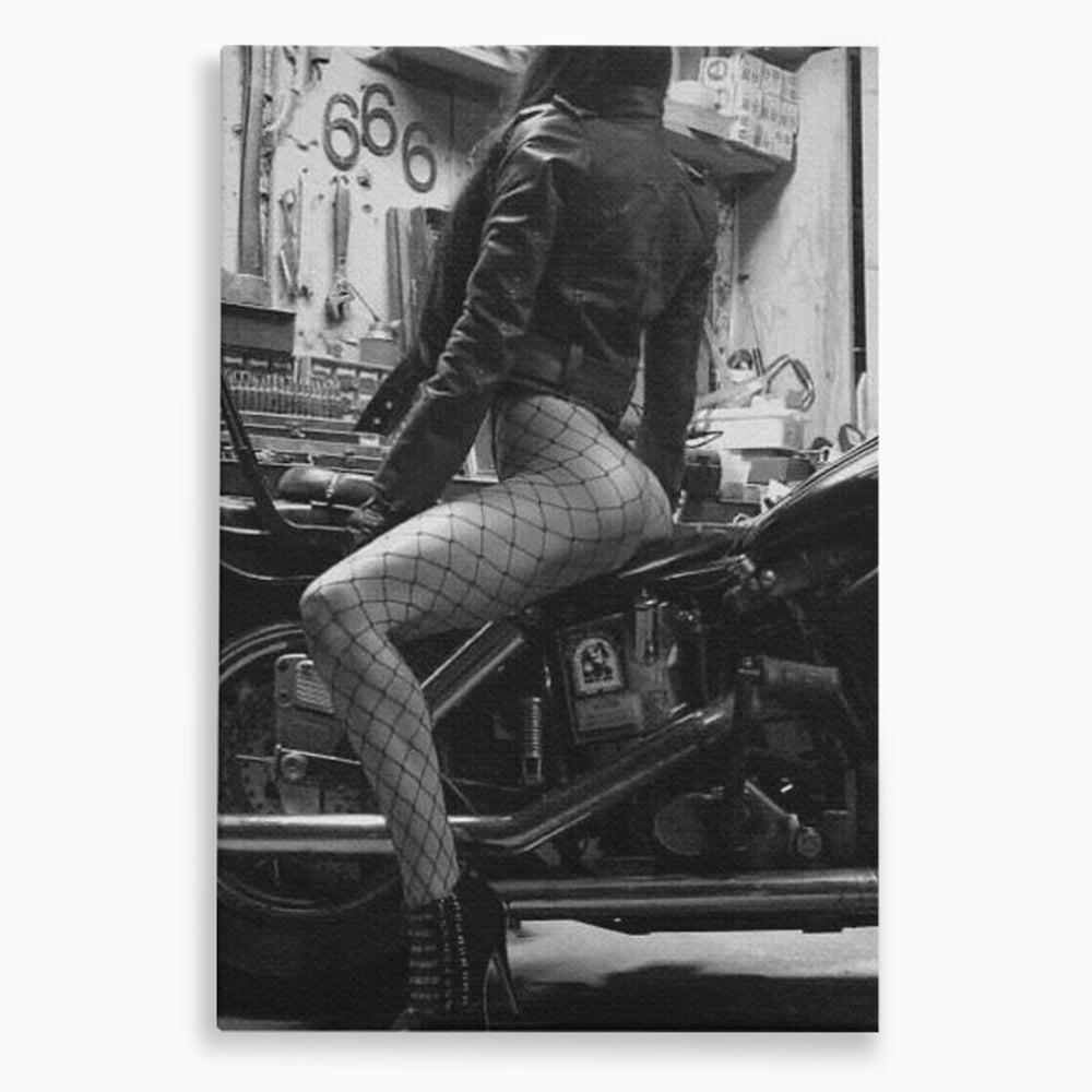 Tablou canvas cu tablou canvas cu femeie pe motocicleta, fara rama, pe sasiu de lemn