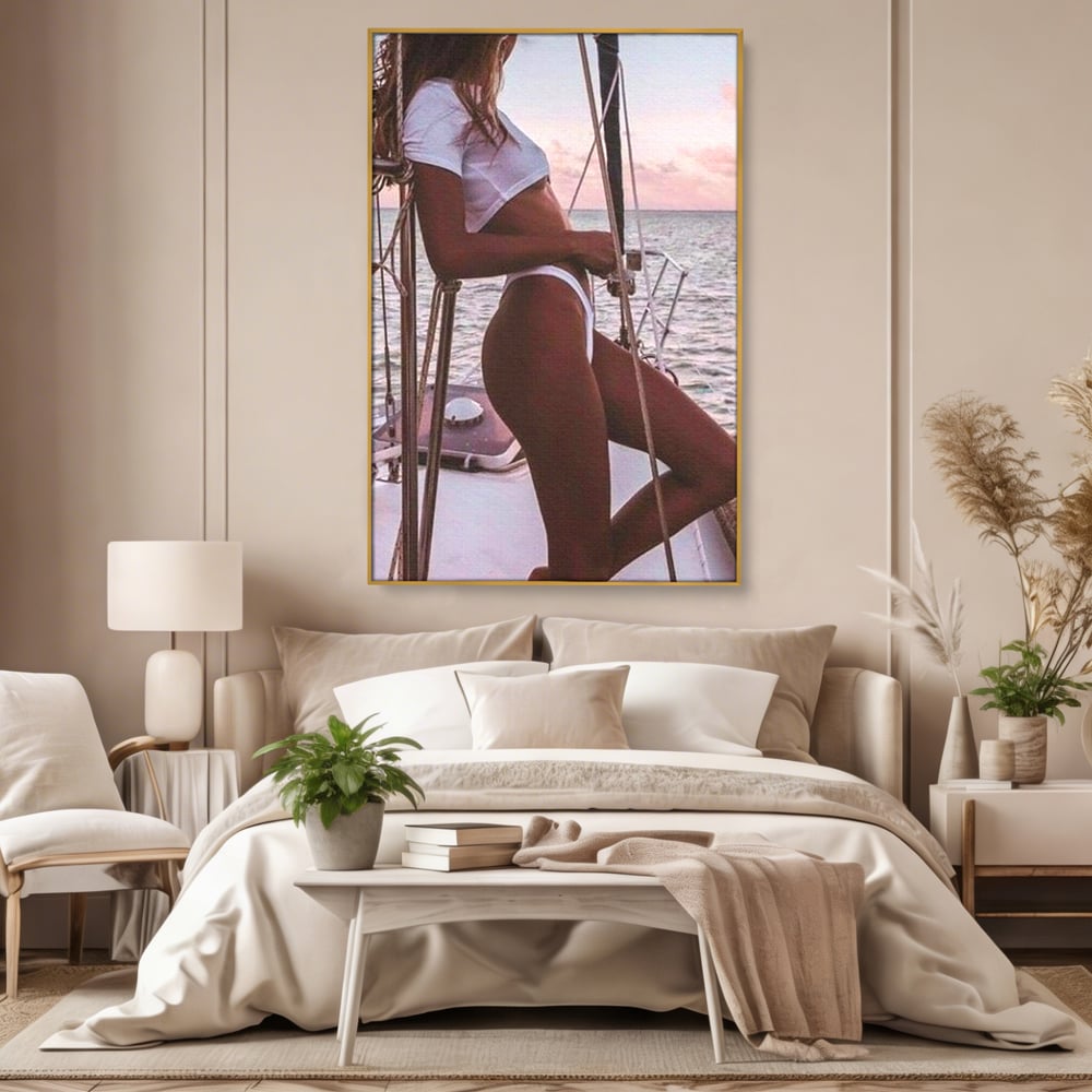 Tablou canvas cu tablou canvas cu femeie pe corabie, in rama de aluminiu auriu, pe perete intr-un dormitor