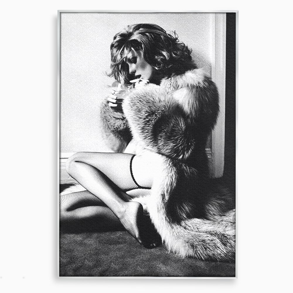 Tablou canvas cu tablou portret femeie retro cu blana, in rama de aluminiu argintiu