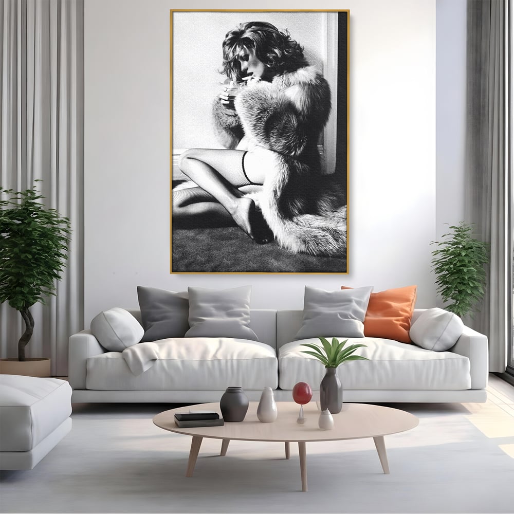 Tablou canvas cu tablou portret femeie retro cu blana, in rama de aluminiu auriu, pe perete intr-un living
