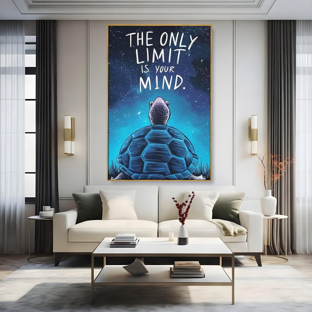 Tablou canvas cu ilustratie cu testoasa sub cer instelat, in rama de aluminiu auriu, pe perete intr-un living