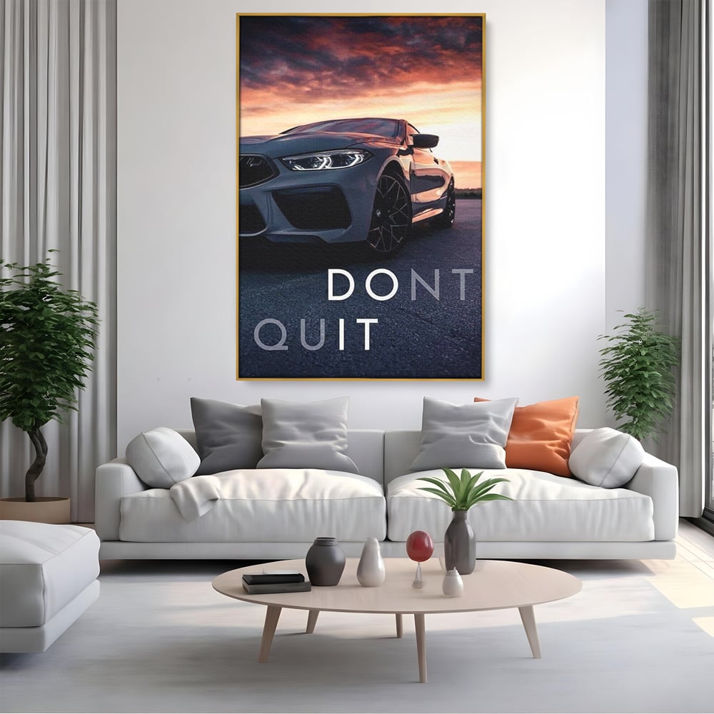 Tablou canvas cu tablou canvas cu masina sport si mesaj, in rama de aluminiu auriu, pe perete intr-un living