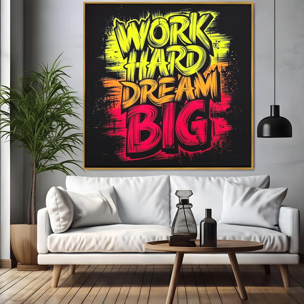 Tablou canvas cu tablou canvas motivational cu text grafic, in rama de aluminiu auriu, pe perete intr-un living