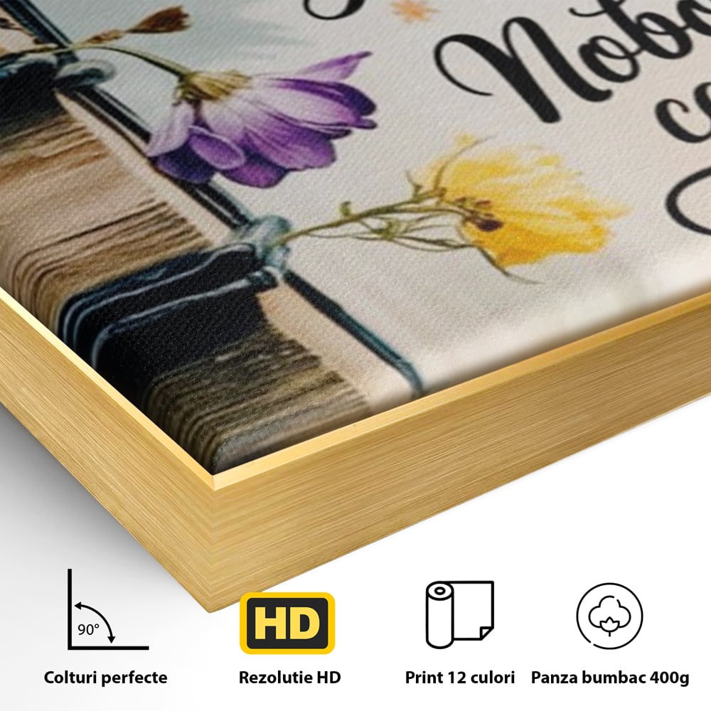 Detaliu al suprafetei: tablou motivational cu teanc de carti si flori, in rama de aluminiu auriu