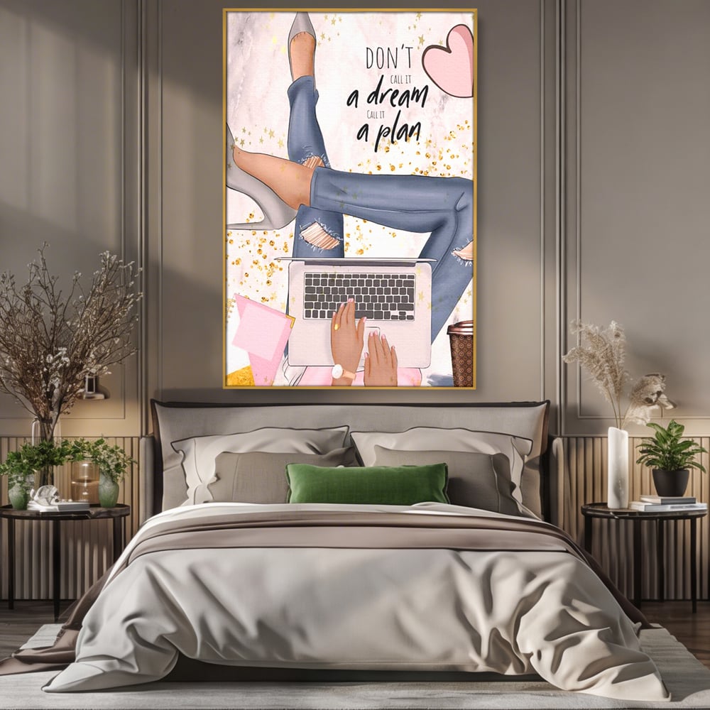Tablou canvas cu ilustratie digitala cu femeie la laptop, in rama de aluminiu auriu, pe perete intr-un dormitor