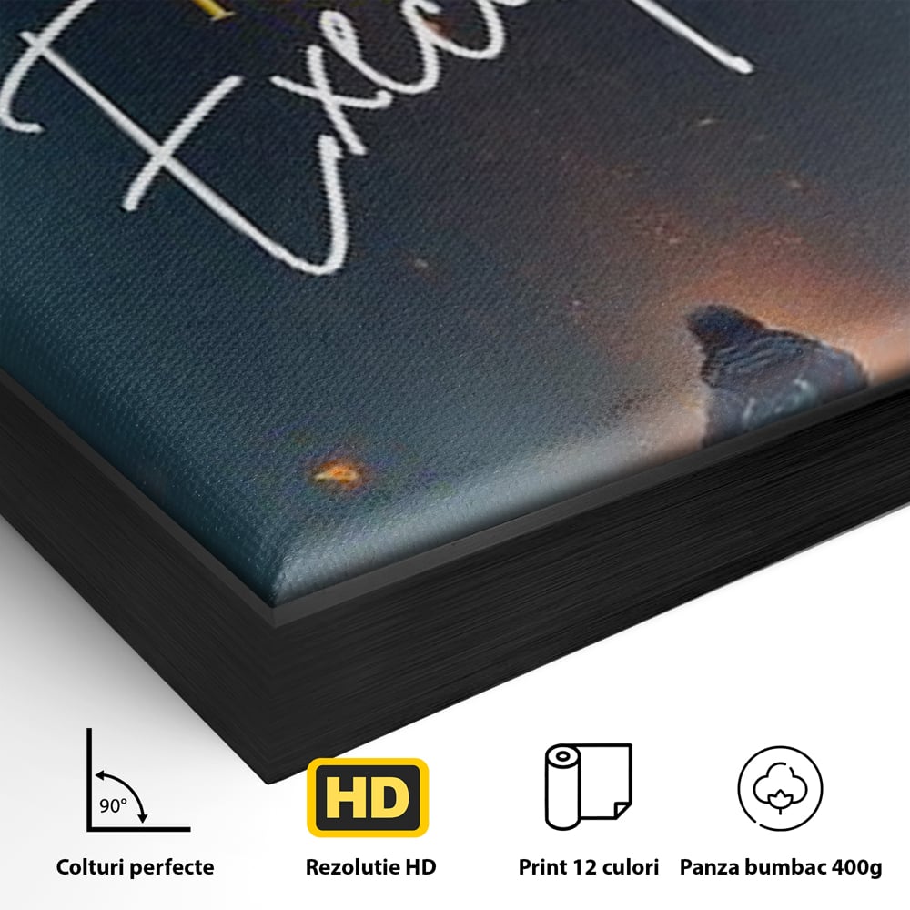 Detaliu al suprafetei: tablou canvas cu calator pe pod, in rama de aluminiu negru