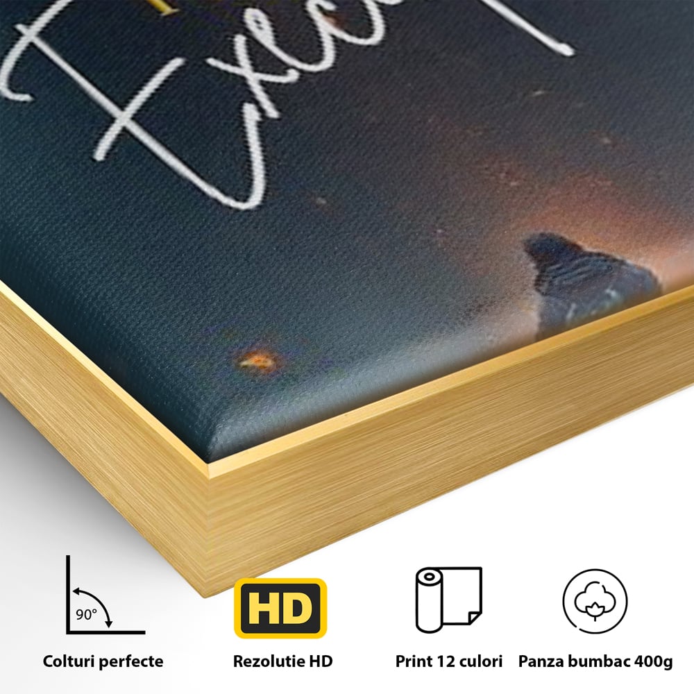 Detaliu al suprafetei: tablou canvas cu calator pe pod, in rama de aluminiu auriu