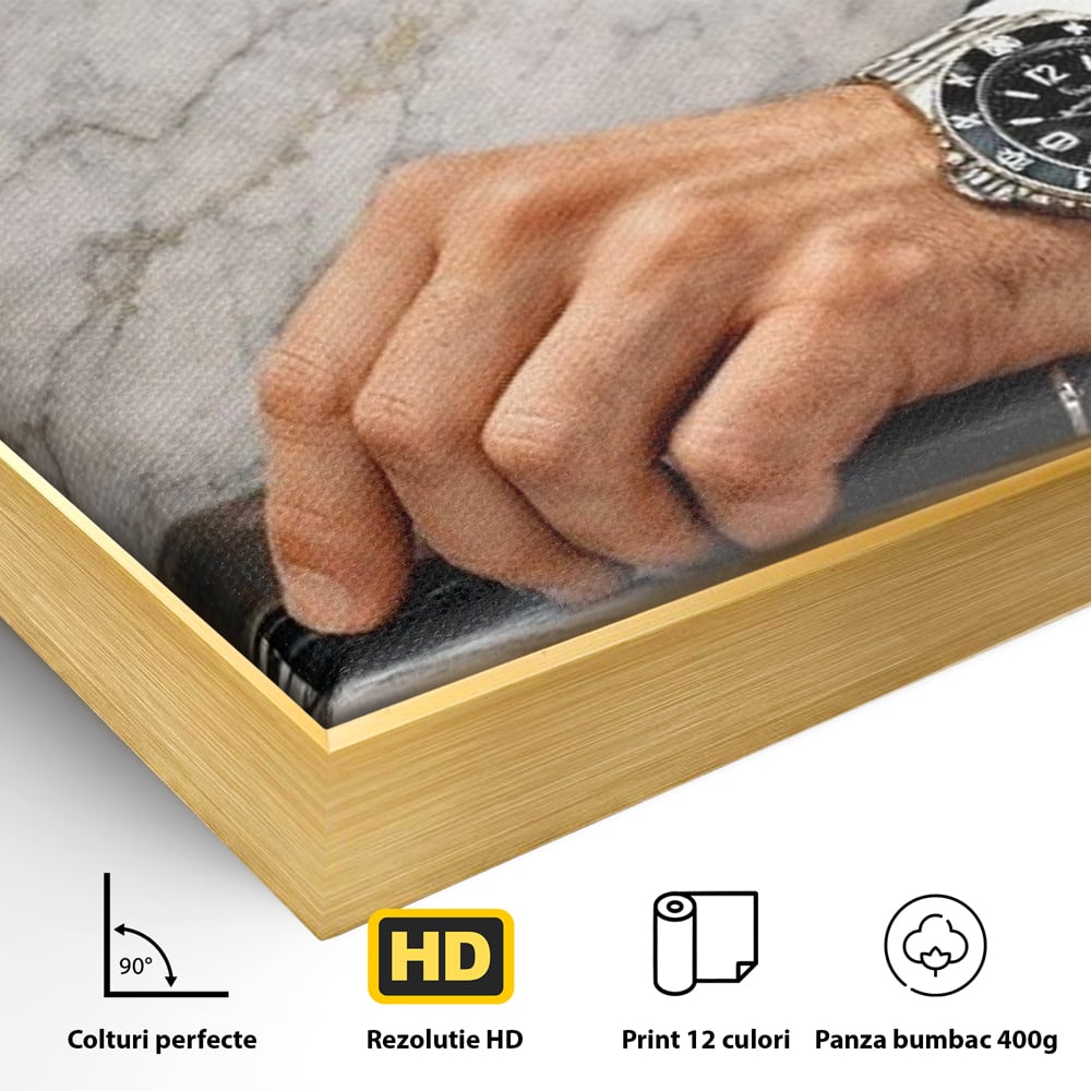 Detaliu al suprafetei: tablou canvas cu citat motivational si mana cu ceas, in rama de aluminiu auriu