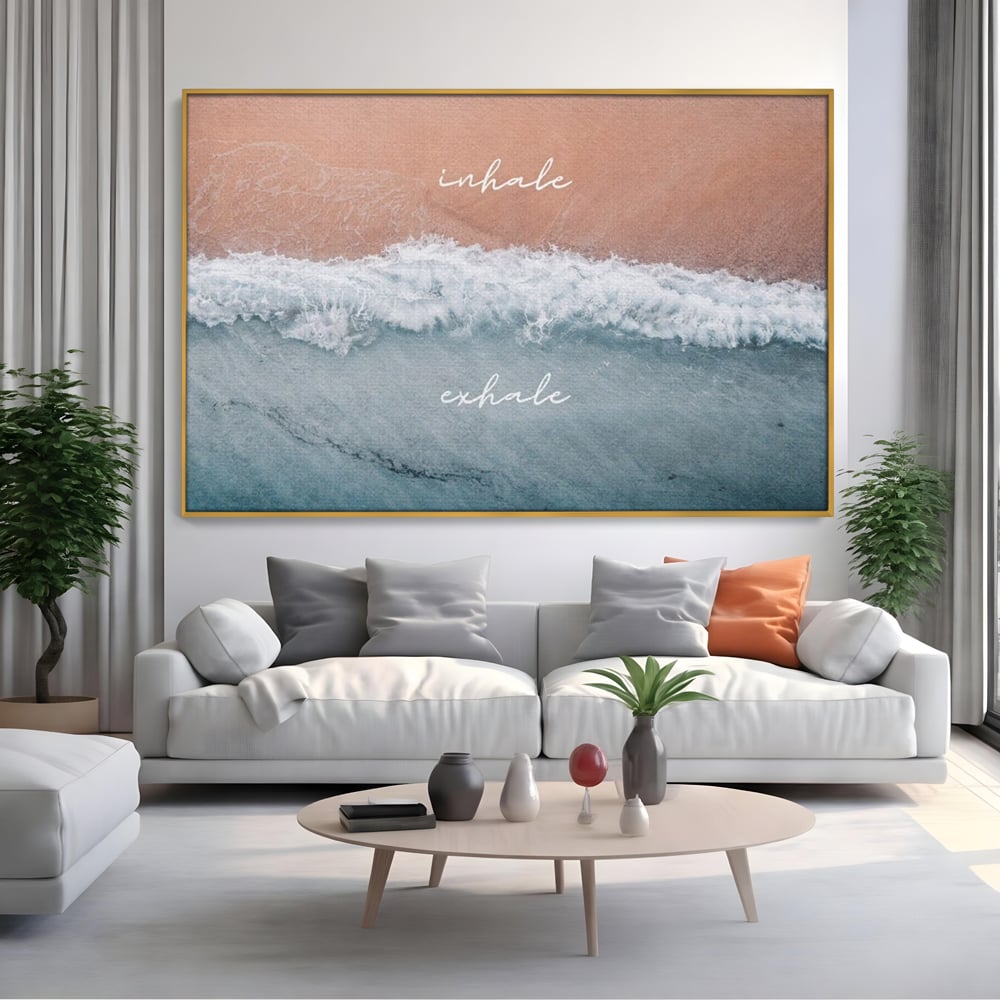 Tablou canvas cu tablou canvas cu plaja si valuri, in rama de aluminiu auriu, pe perete intr-un living
