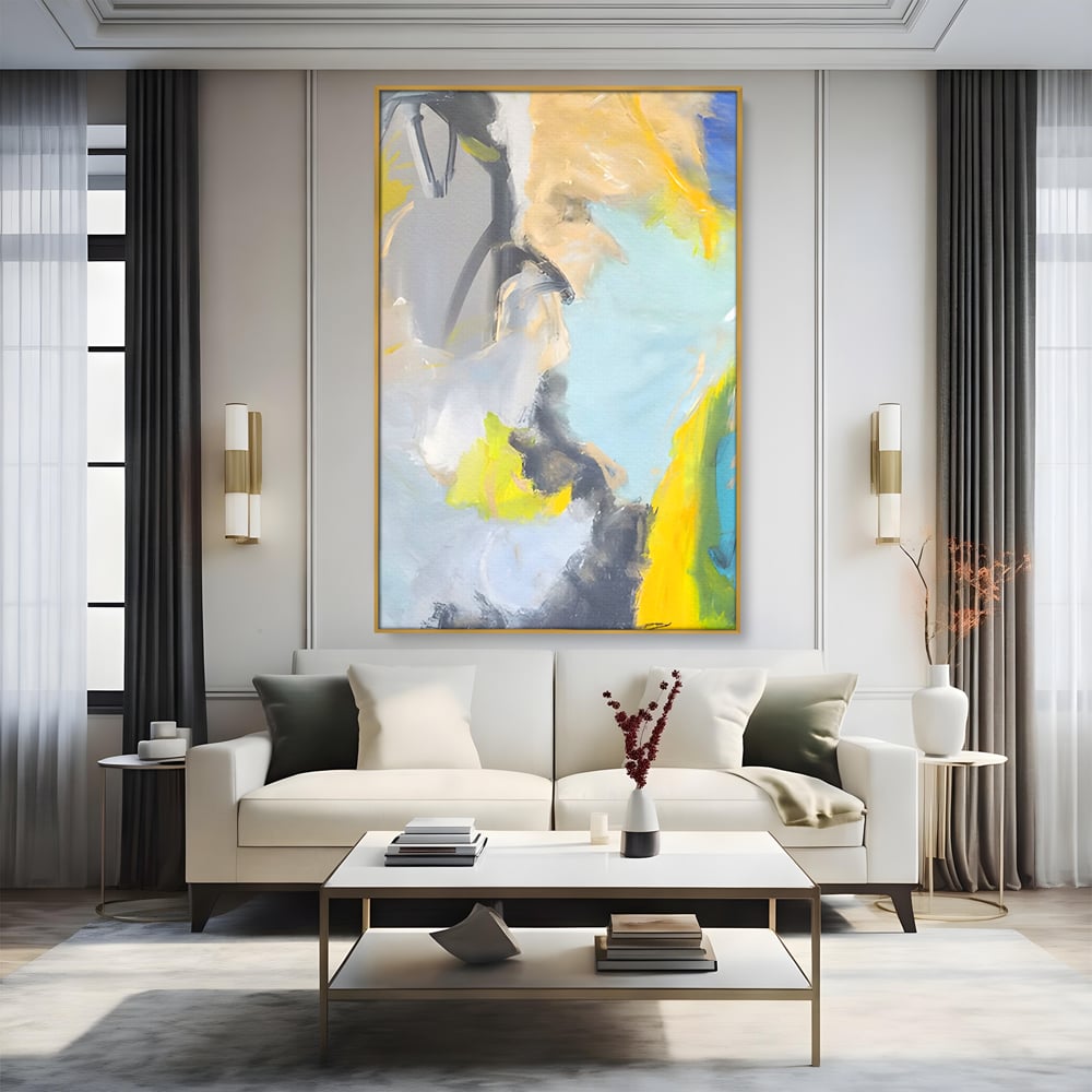 Tablou canvas cu pictura abstracta cu pete de culoare, in rama de aluminiu auriu, pe perete intr-un living